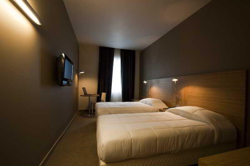 Victor Hotel Бари Стая снимка